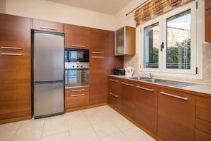 Microwave, dishwasher, coffee/tea maker