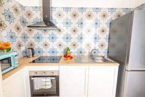 Mikrowelle, Geschirrspüler, Wasserkocher mit Kaffee-/Teezubehör