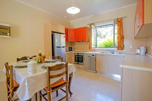 Micro-ondas, lava-louças, cafeteira/chaleira