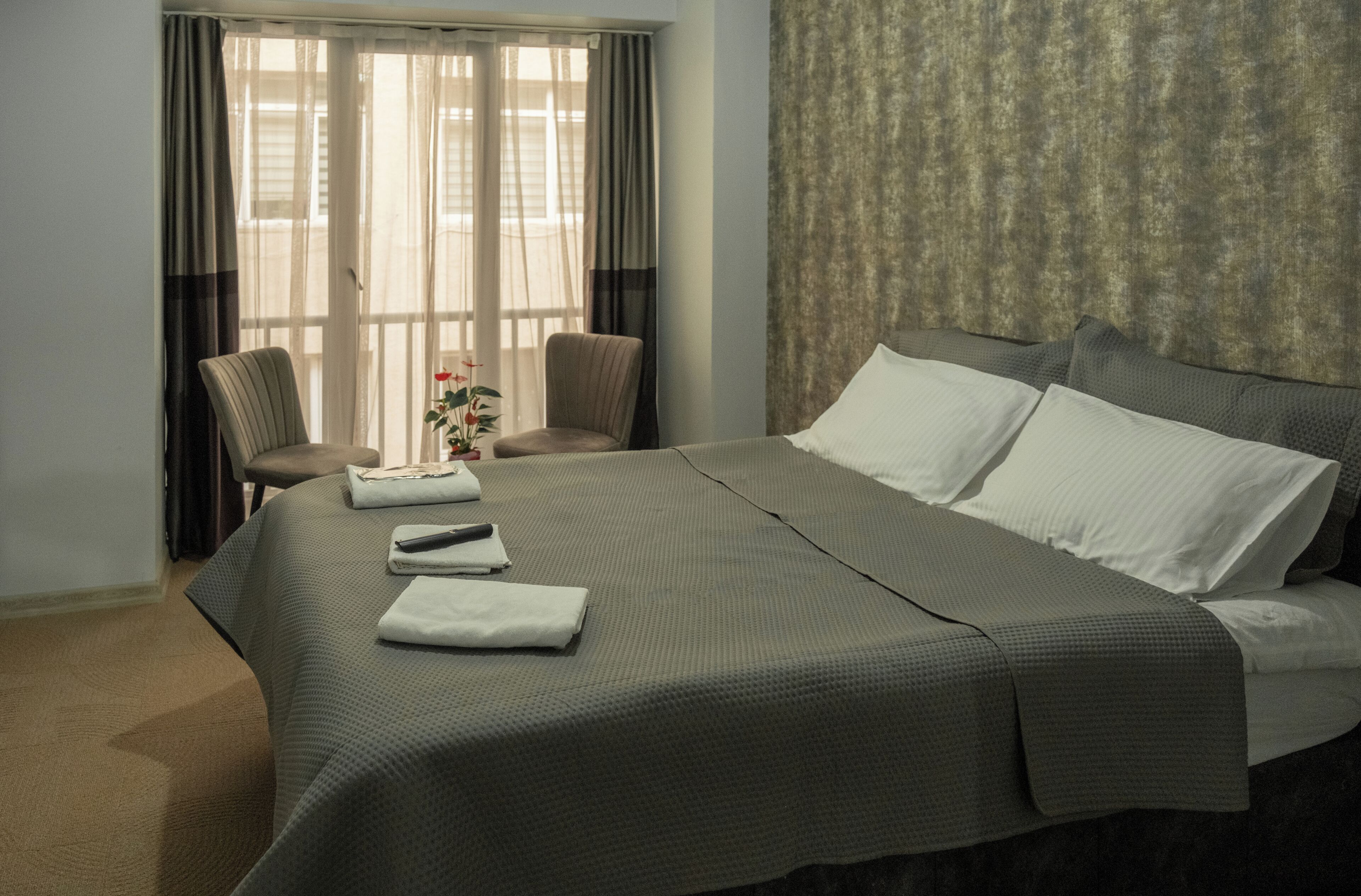 スタジオスイート | デスク、防音設備、WiFi (無料)