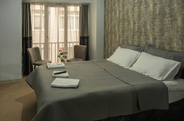 Escritorio, sistema de insonorización y wifi gratis