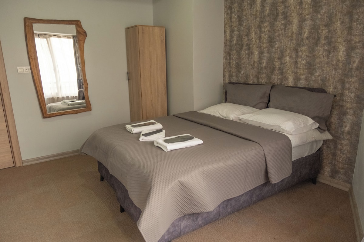 Suíte estúdio | 1 quarto, escrivaninha, quartos à prova de som, Wi-Fi de cortesia