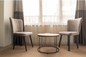 Escritorio, sistema de insonorización y wifi gratis