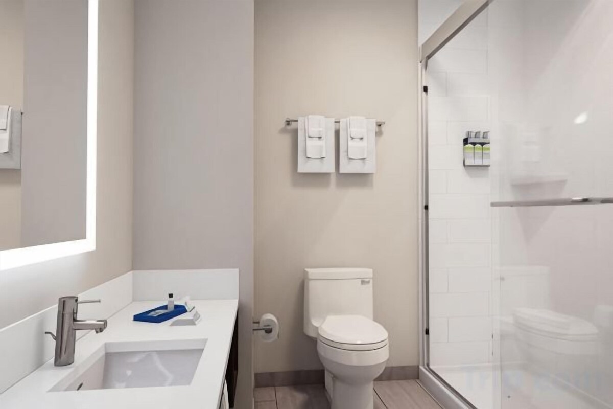 Suite With Two Queen Beds And Mobility Accessible Roll-in Shower