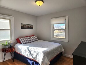 3 bedrooms, desk, iron/ironing board, free WiFi