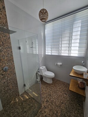 Dormitório compartilhado básico, em dormitório misto, banheiro compartilhado, vista para a praia | Banheiro | Chuveiro, chuveiro com efeito de chuva, toalhas de banho 