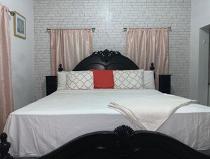 3 bedrooms, desk, iron/ironing board, free WiFi