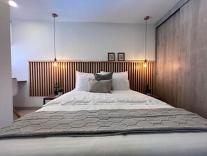 2 bedrooms, in-room safe, desk, iron/ironing board