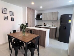 Refrigerador, microondas, horno y parrilla de estufa