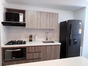 Refrigerador, microondas, horno y parrilla de estufa