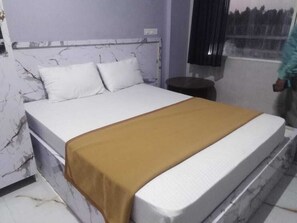 Individually furnished, free WiFi - SSV Hotel Near Airport by Urban Express (Bengaluru)