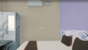 Une chambre d’hôtel avec un lit, un bureau et une armoire.