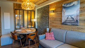 Dining - 50m from ski slopes, 3rd floor, fitness, swimming pool, sauna, balcony, fireplace or stove, tv (Les Orres)