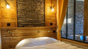 Room - 50m from ski slopes, 3rd floor, fitness, swimming pool, sauna, balcony, fireplace or stove, tv (Les Orres)