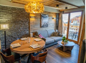TV - 50m from ski slopes, 3rd floor, fitness, swimming pool, sauna, balcony, fireplace or stove, tv (Les Orres)