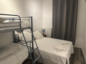 Deluxe Quadruple Room - LE MEDITERRANEEN (Montargis)