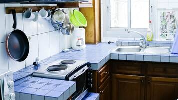 ثلاجة/مجمد بحجم كبير، ميكروويف، موقد طهي مسطح، غلّاية كهربائية