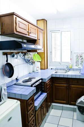 Full-size fridge, microwave, stovetop, electric kettle - TCHERO APPARTEMENT (Douala)