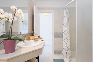 Shower, hair dryer, towels - Casa Ana (Costa Adeje)