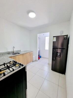 Kühlschrank, Mikrowelle, Ofen, Wasserkocher mit Kaffee-/Teezubehör