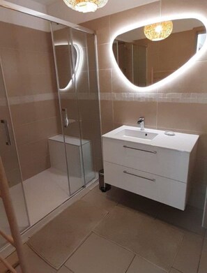 Hårføner, håndklær, såpe og toalettpapir