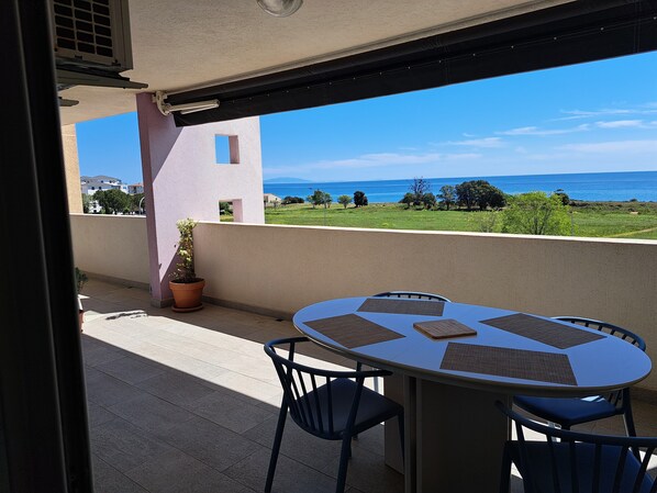 Outdoor dining - Moriani Plage Splendide vue mer bel Appartement à 150 m de la Plage de Padulella (San-Nicolao)