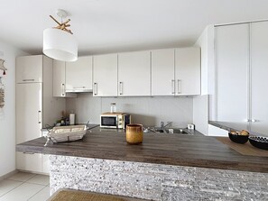 Wasserkocher mit Kaffee-/Teezubehör, Kühlschrank, Mikrowelle, Ofen
