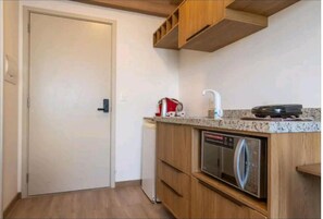 Frigorífic i utensilis de cuina, vaixella i coberteria