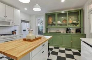 Private kitchen - cute crash pad in excellent  location   (Columbus)