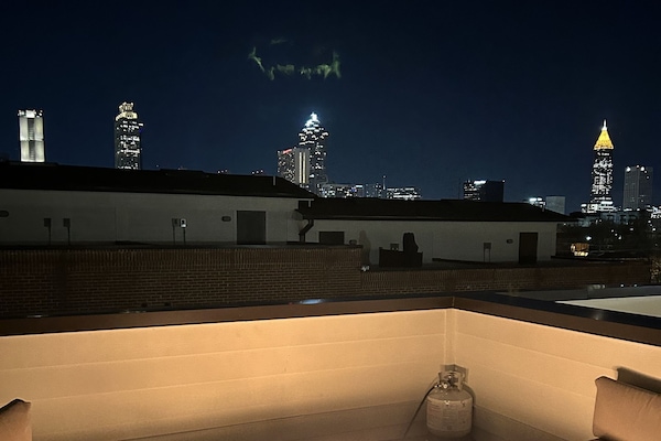 Firepit and lounge to enjoy city skyline