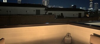 Rooftop city views w/ firepit. Walking distance to best of ATL & beltline. 