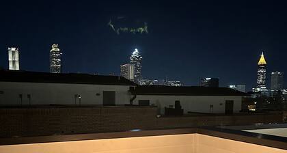 Rooftop city views w/ firepit. Walking distance to best of ATL & beltline.