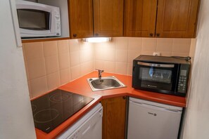 Kjøleskap, mikrobølgeovn, ovn og oppvaskmaskin