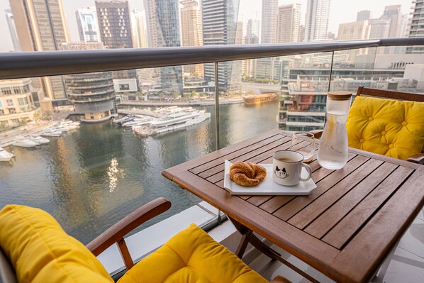 Outdoor dining - Stylish Dubai stay with stunning Marina views (Dubai Marina)