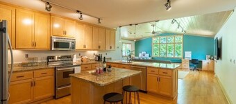 Relaxing Neighborhood Close To Trails, Parks, Lakes, Shops, Restaurants & More!