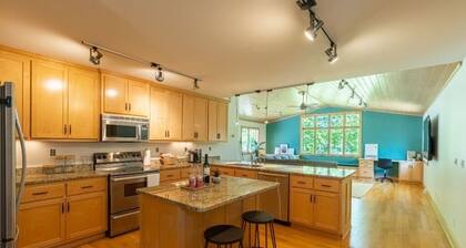 Relaxing Neighborhood Close To Trails, Parks, Lakes, Shops, Restaurants & More!