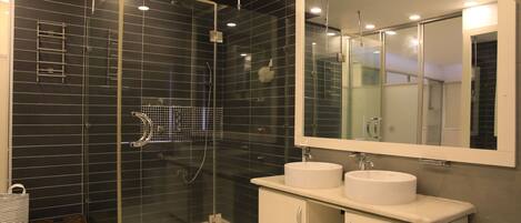Appartement | Salle de bain | Ensemble douche/baignoire, baignoire relaxante profonde