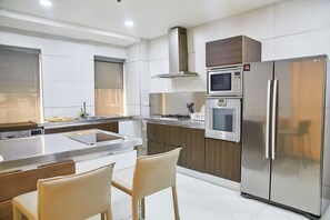 Apartamento | Cocina privada | Frigorífico, microondas, horno y placa de cocina