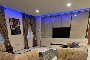 TV - Impeccable 3-bed Luxury Apartment in Ikoyi, Lagos (Lagos)