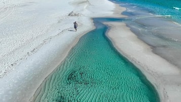 在海滩、沙滩毛巾