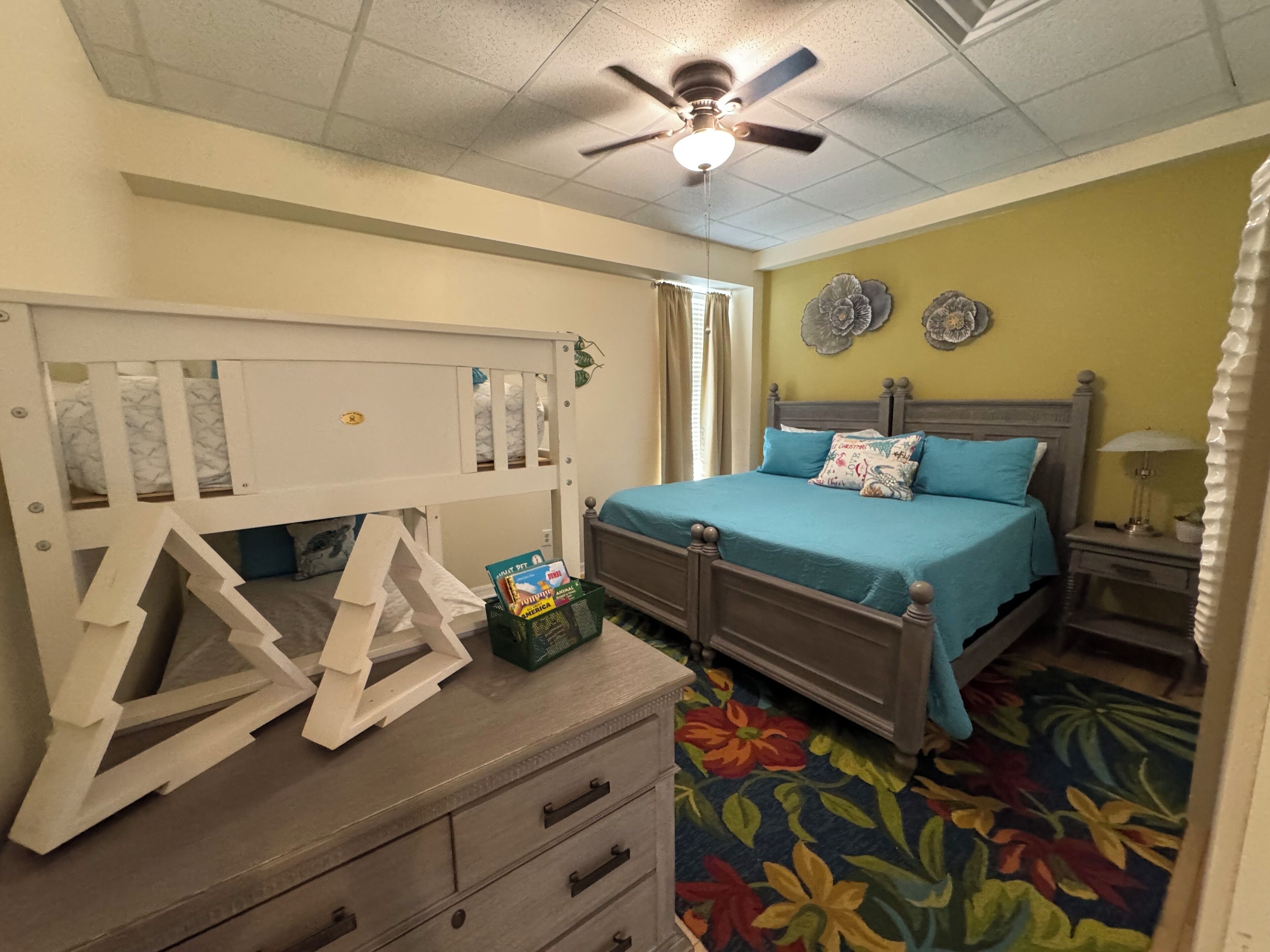 2 habitaciones, tabla de planchar con plancha y cuna de viaje 