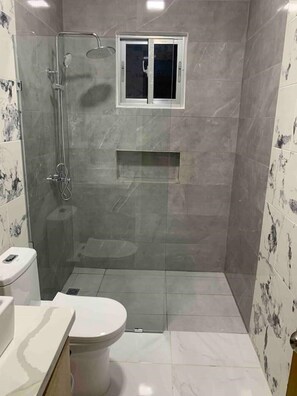Haartrockner, Handtücher, Seife, Toilettenpapier