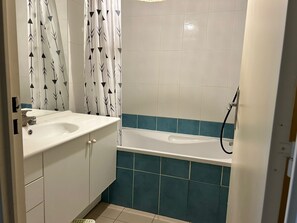 Een haardroger, handdoeken, zeep, shampoo