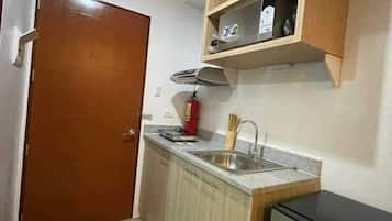 Refrigerador, microondas, parrilla de estufa y utensilios de cocina