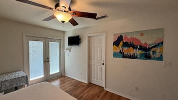 3 bedrooms, desk, iron/ironing board, WiFi