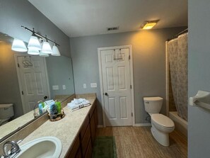 Doccia, asciugacapelli, asciugamani, sapone