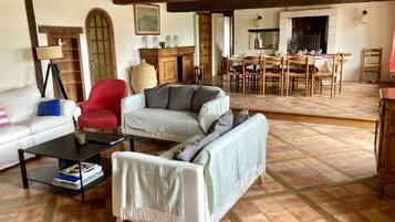 TV connectée, cheminée, lecteur de DVD, table de tennis de table