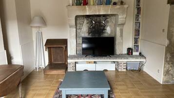 Smart-tv, een open haard, een dvd-speler en een tafeltennistafel