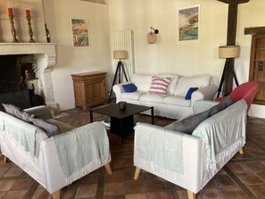 Smart TV, lareira, DVD player, mesa de pingue-pongue