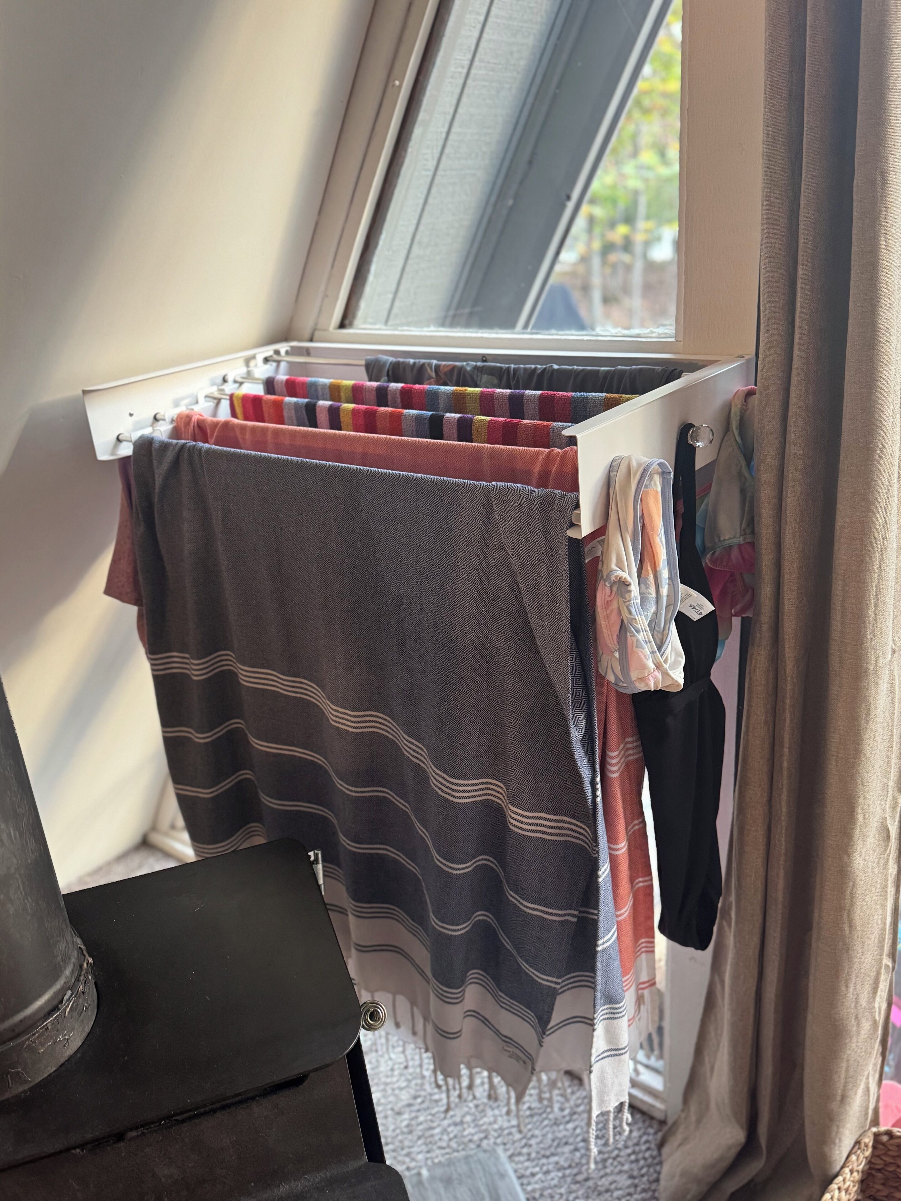 Ein Fenster mit Blick auf Bäume.